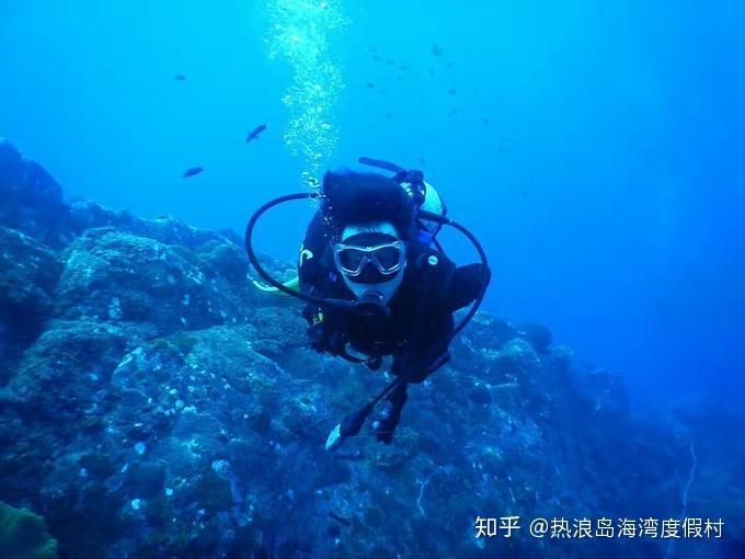 美一波音货机空中引擎故障起火